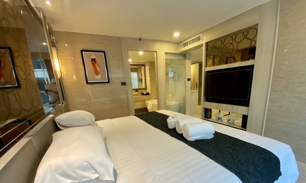 02_Bedroom_Bathroom_OneBedroomSuite - The Sanctuary Thailand Bedroom layout Junior Suite Pattaya